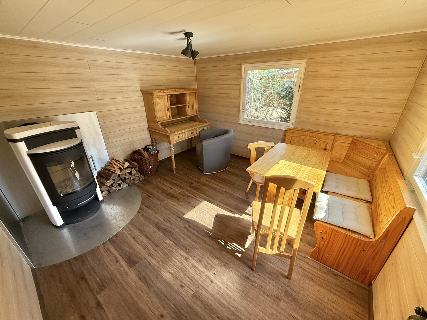 Blockhaus 1 · Wohnzimmer mit Kamin